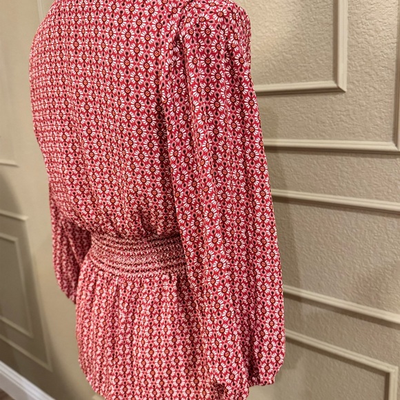 MAX STUDIO Women’s Elegant Red Patterned 3/4 Sleeve V-neck Top. Size XS - Picture 5 of 7